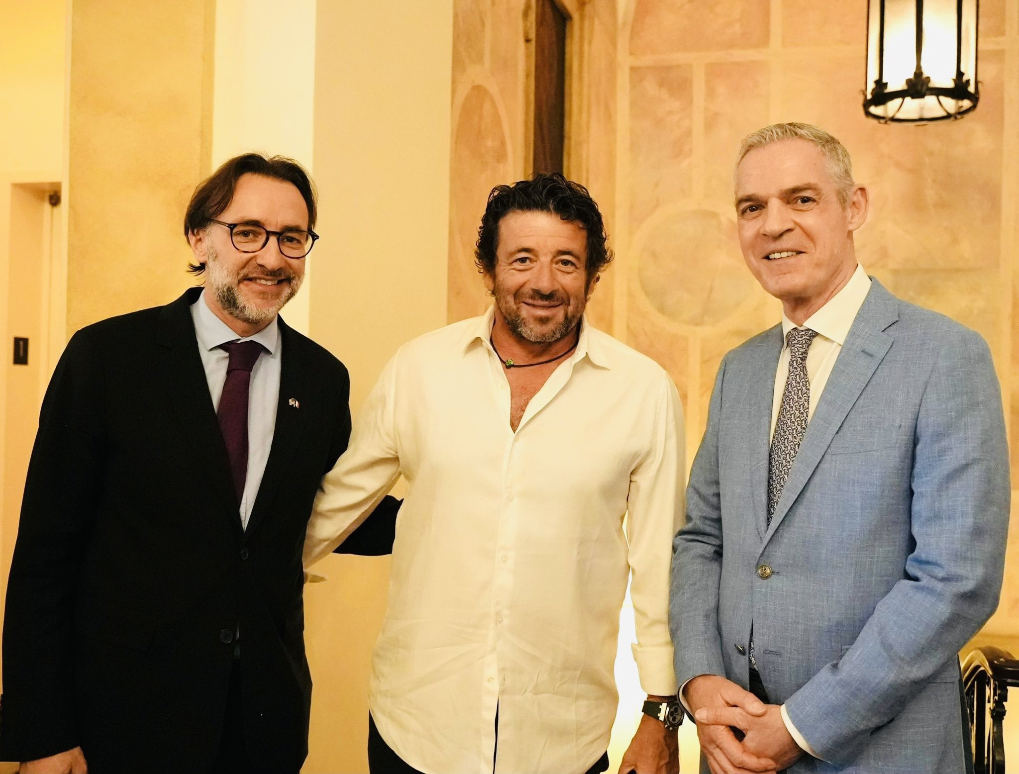 Patrick Bruel avec le consul de France à New York et l'ambassadeur auprès de l'ONU ©MAE