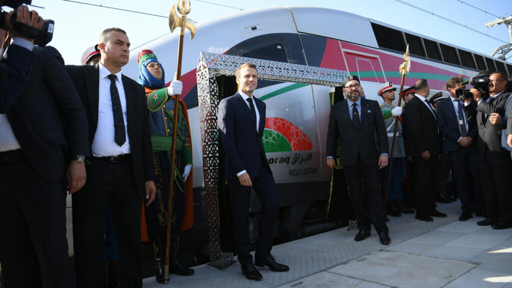 Des entreprises françaises espèrent décrocher des contrats ferroviaires au Maroc, notamment des lignes à grande vitesse. Ici, le président français Emmanuel Macron et le roi marocain Mohammed VI inaugurent une ligne à grande vitesse à Tanger, lors d'une visite précédente, le 15 octobre 2018. © Christophe Archambault / AP