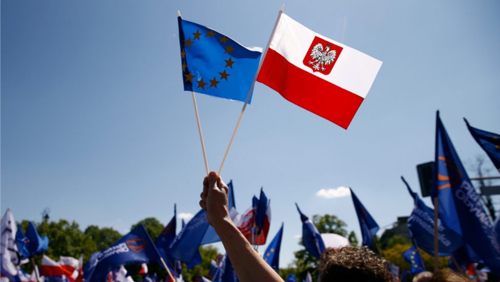 En Pologne, deux visions antagonistes de l’UE s’affrontent à un mois des élections législatives