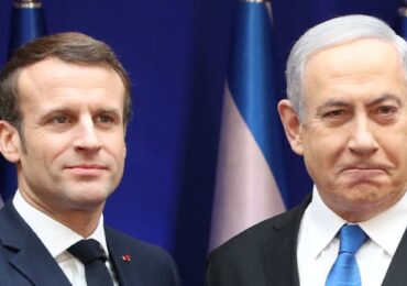 Emmanuel Macron appelle Benjamin Netanyahu à ouvrir "tous les points de passage" et "une voie terrestre directe depuis la Jordanie" afin d'acheminer l'aide humanitaire à la population de Gaza, jugeant "injustifiable" l'absence d'accès.