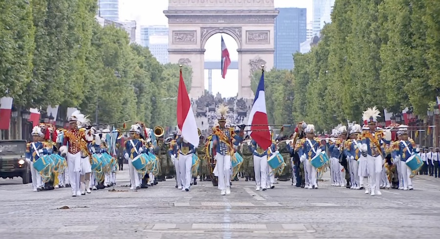 Quelque 450 militaires indonésiens ont ouvert le défilé du 14 juillet 2025. ©AFP
