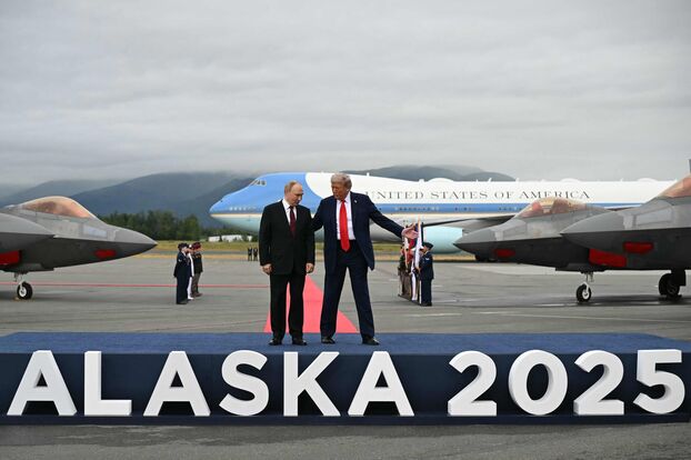 Les deux dirigeants près du podium « Alaska 2025 ». ©AFP/Getty/Andrew Harnik/Andrew Caballero-Reynolds
