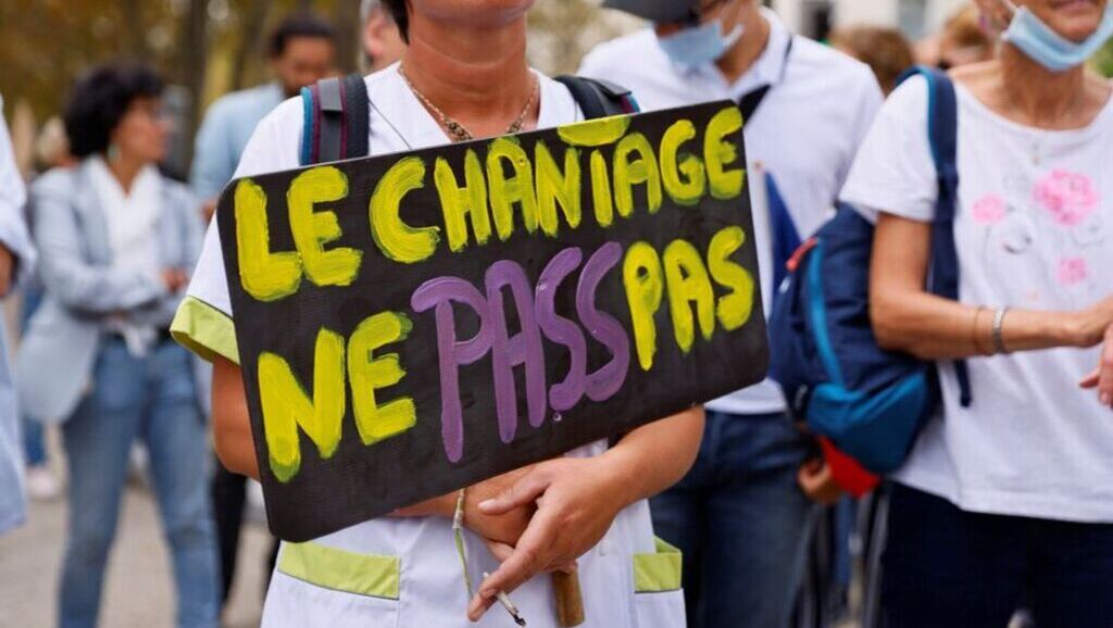 Les soignants non-vaccinés non réintégrés, une exception française