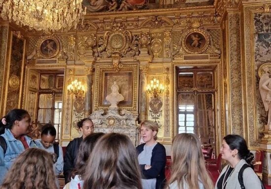 Samantha Cazebonne expliquant le Sénat à des étudiants