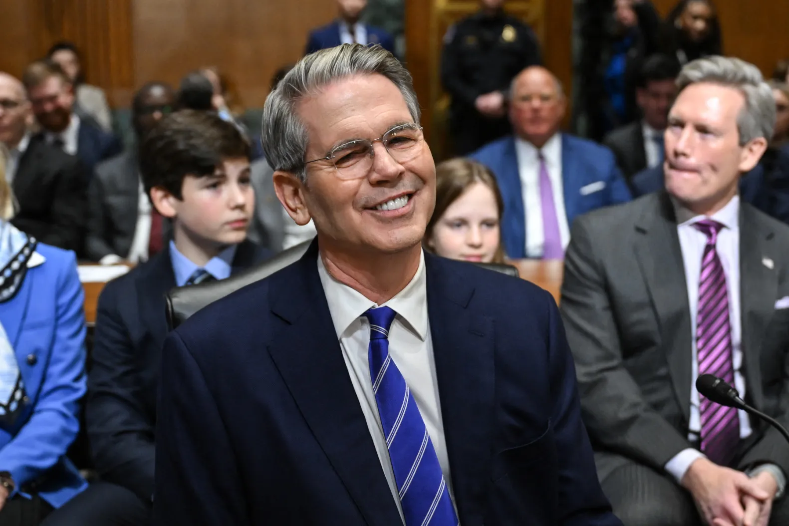 Scott Bessent prend place alors qu’il arrive pour une audience de la Commission des finances du Sénat sur sa nomination au poste de secrétaire du Trésor, à Capitol Hill à Washington, D.C., le 16 janvier 2025. ©AFP
