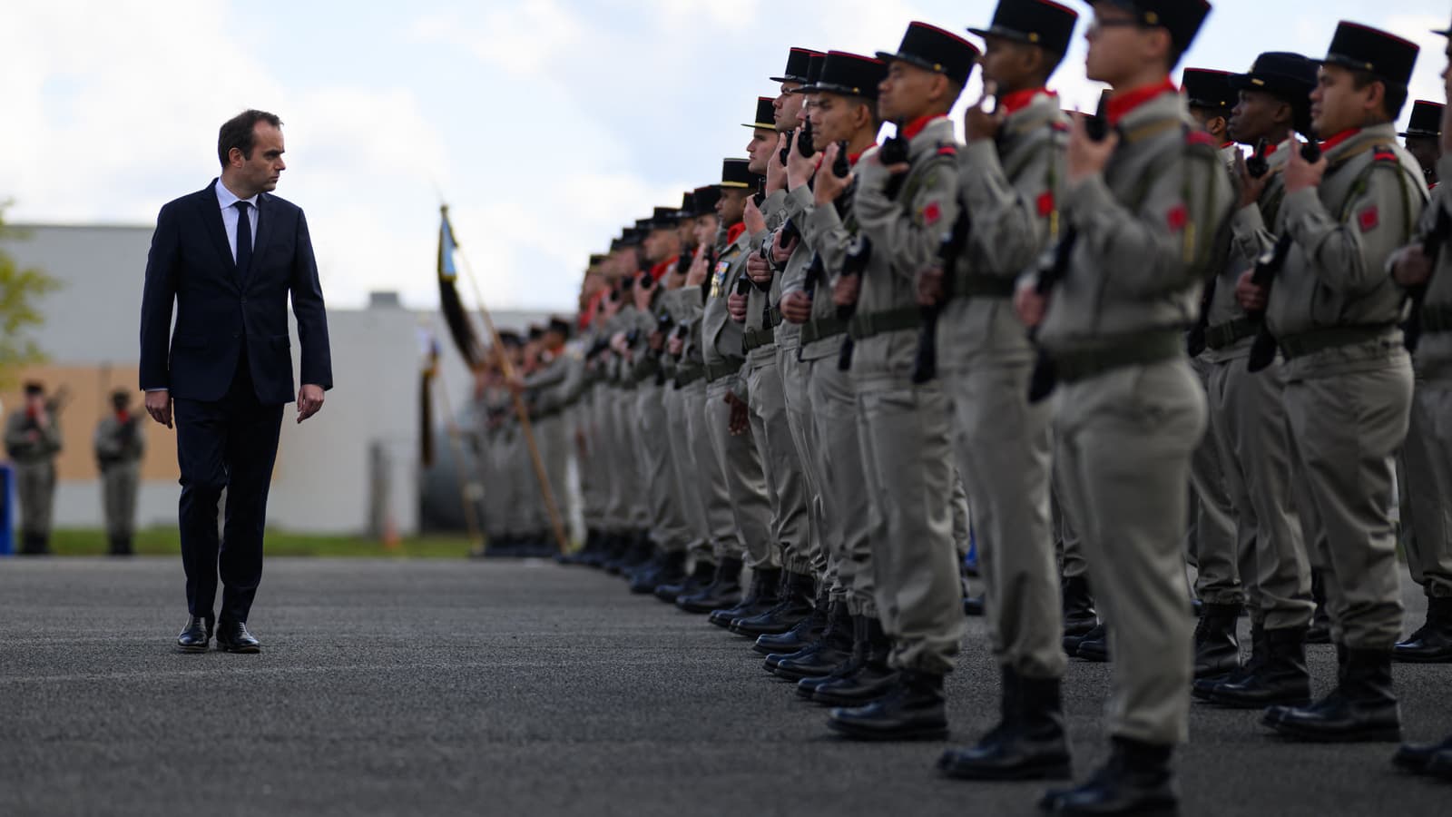 « Cet état de fait lié au statut militaire et aux contraintes qu’il impose, semble devoir évoluer », ce 08 mai, Sébastien Lecornu, ministre de la Défense, annonçant la fin des critères d’embauche excluant les personnes séropositives de la gendarmerie et des corps militaires des sapeurs-pompiers.