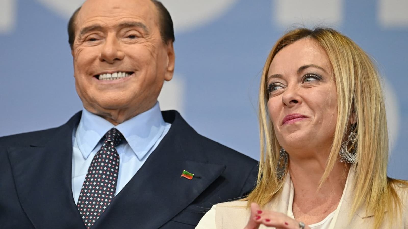 « Silvio Berlusconi était avant tout un battant. C&rsquo;était un homme qui n&rsquo;avait pas peur de défendre ses convictions et c&rsquo;est précisément son courage et sa détermination qui ont fait de lui l&rsquo;un des hommes les plus influents de l&rsquo;histoire de l&rsquo;Italie » – La cheffe du gouvernement italien Giorgia Meloni rendant hommage à son mentor, Silvio Berlusconi, mort lundi à 86 ans.
