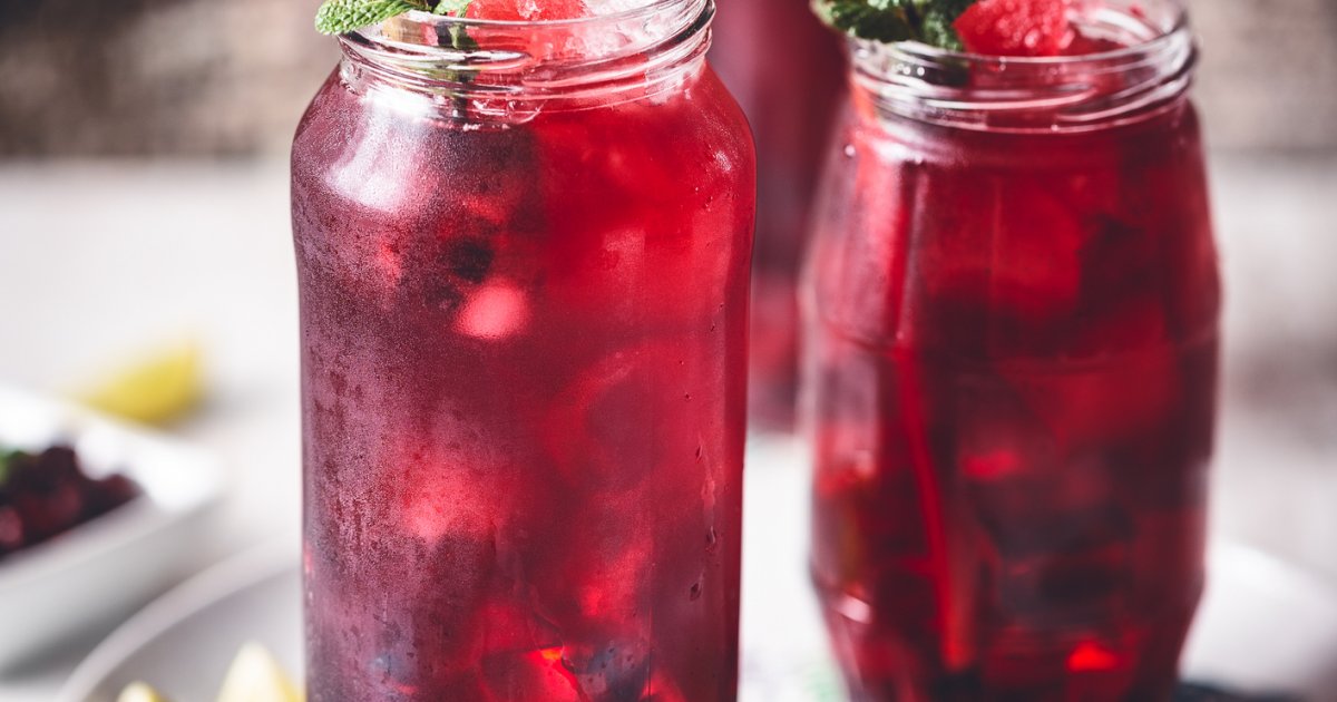Thé glacé à l'hibiscus et aux fruits rouges