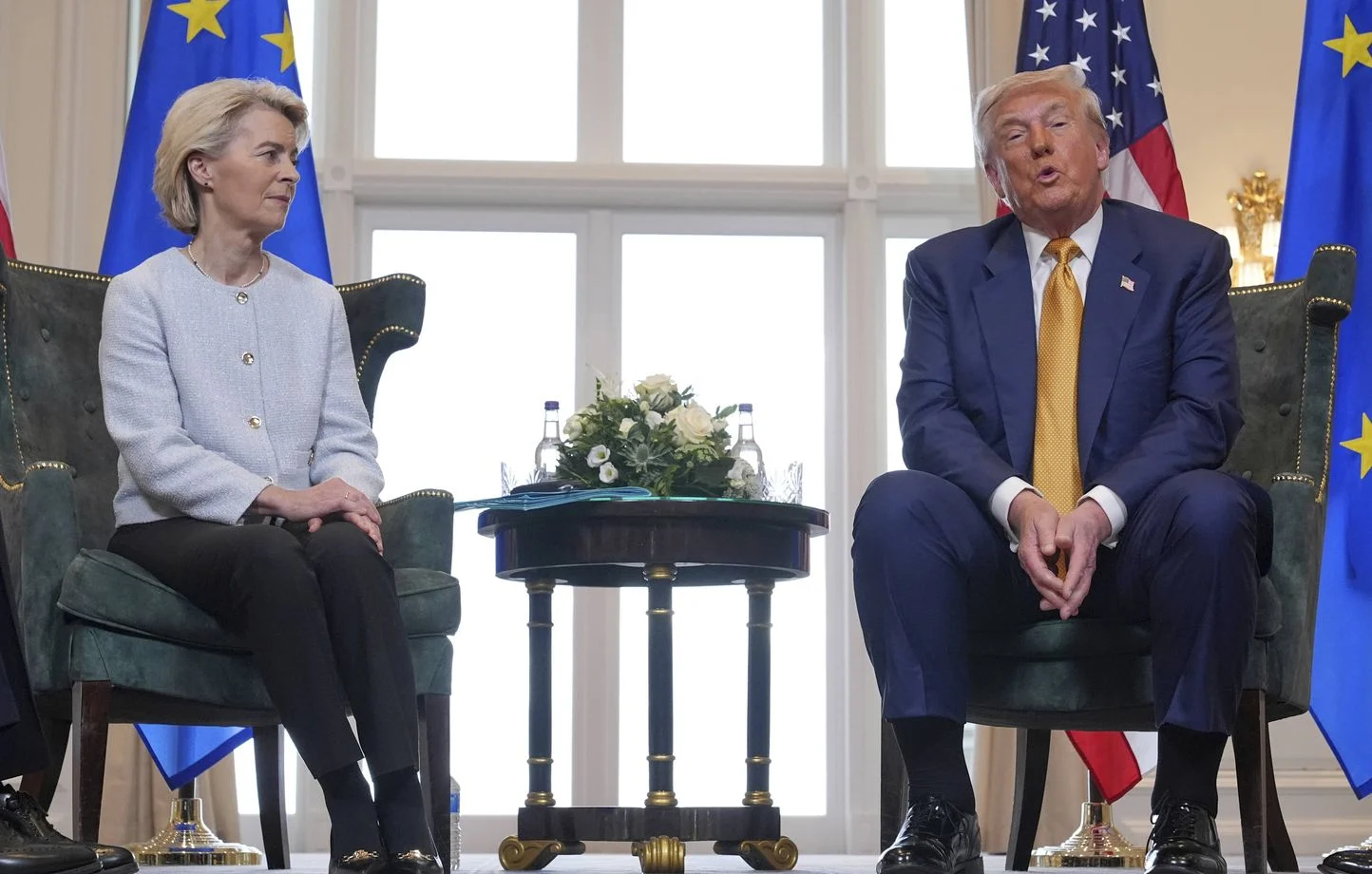 Le président américain Donald Trump et la présidente de la commission européenne Ursula von der Leyen se sont retrouvé pour un sommet sur la question des droits de douane ce dimanche en Ecosse. © Jacquelyn Martin/AP/SIPA