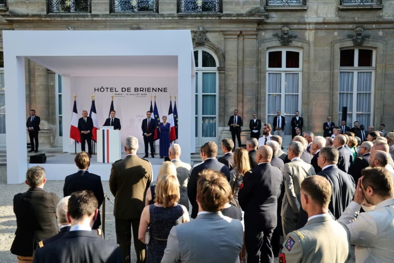 Emmanuel Macron, chef de l’État devant un parterre de hauts gradés lors de sa traditionnelle allocution aux armées à la veille de la fête nationale dans les jardins du ministère des Armées, à l’Hôtel de Brienne. ©AFP