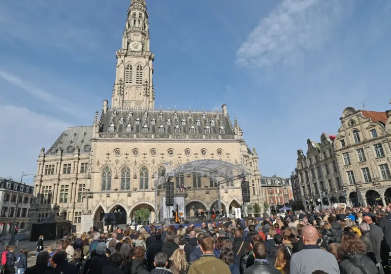 "Il y a un an, la ville basculait dans l'horreur". Un an jour pour jour après l'assassinat de Dominique Bernard, ce professeur tué au couteau dans un lycée d'Arras, une cérémonie d'hommage s'est déroulée ce dimanche 13 octobre, sur la place des Héros.