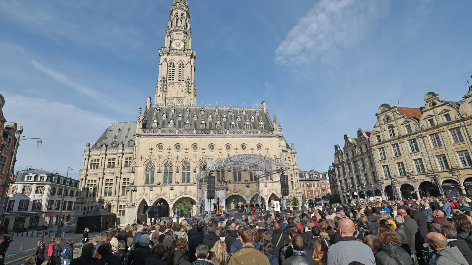 « Il y a un an, la ville basculait dans l&rsquo;horreur ». Un an jour pour jour après l&rsquo;assassinat de Dominique Bernard, ce professeur tué au couteau dans un lycée d&rsquo;Arras, une cérémonie d&rsquo;hommage s&rsquo;est déroulée ce dimanche 13 octobre, sur la place des Héros.