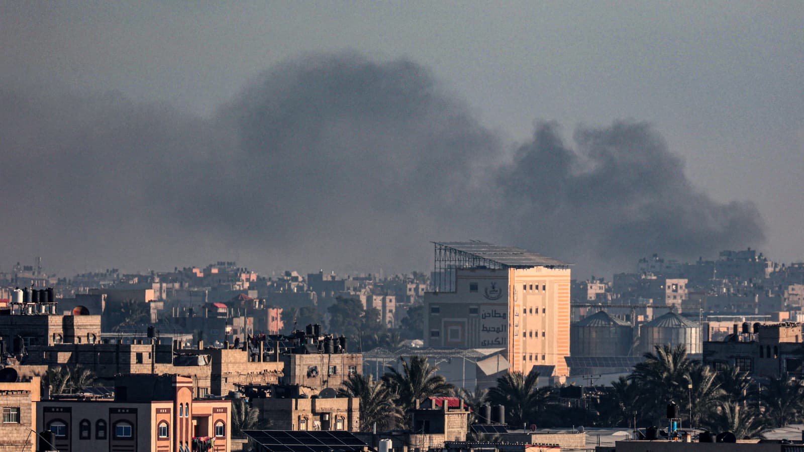 « À Gaza comme partout ailleurs, la France s&rsquo;oppose à tout déplacement forcé de populations, proscrit par le droit international humanitaire », a commenté le porte-parole adjoint du ministère des Affaires étrangères Christophe Lemoine, ce dimanche 11 février 2024. 