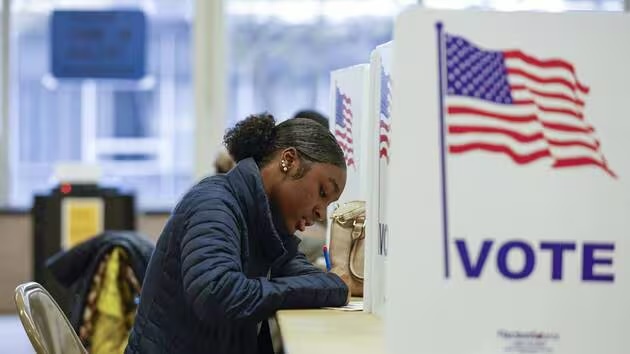 Une électrice remplit son bulletin de vote à Grand Rapids, dans le Michigan, où le vote pour l’élection présidentielle a déjà commencé, dimanche 3 novembre 2024. © KAMIL KRZACZYNSKI / AFP