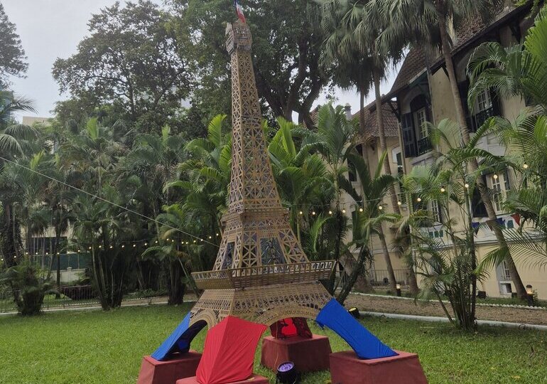 Exposition organisée dans les jardins de la Résidence de France au Vietnam à l'occasion du 14 juillet 2025. ©MAE