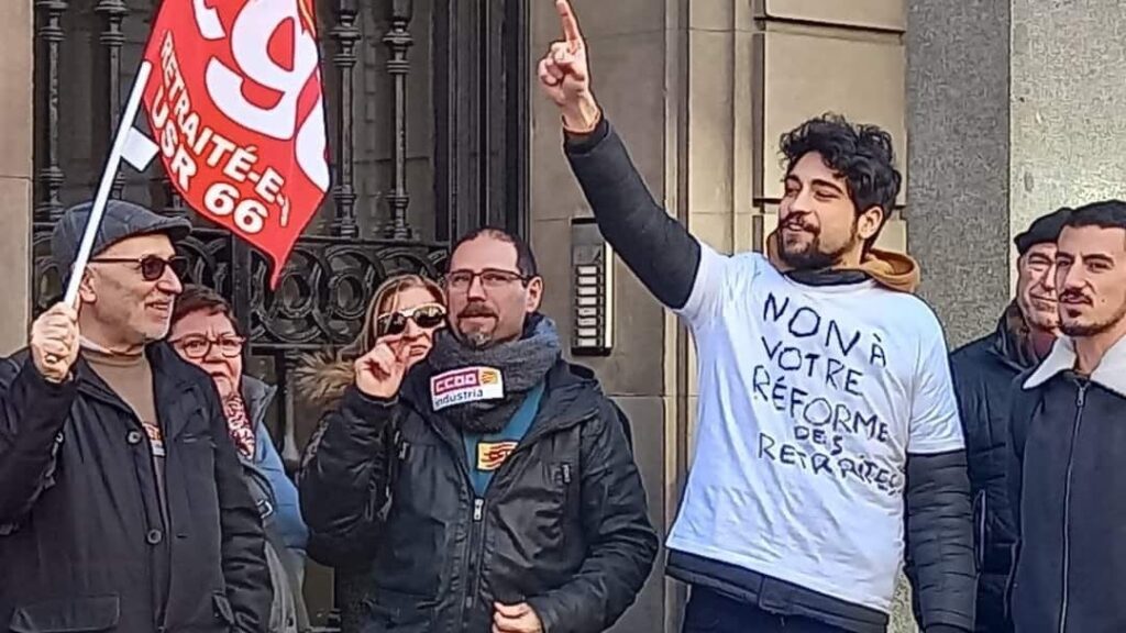 Youssef Hanayen participant &agrave; une manifestation, le 31 janvier 2023, devant le consulat de France &agrave; Barcelone, en soutien aux syndicats fran&ccedil;ais mobilis&eacute;s contre la r&eacute;forme des retraites port&eacute;e par le gouvernement Borne.