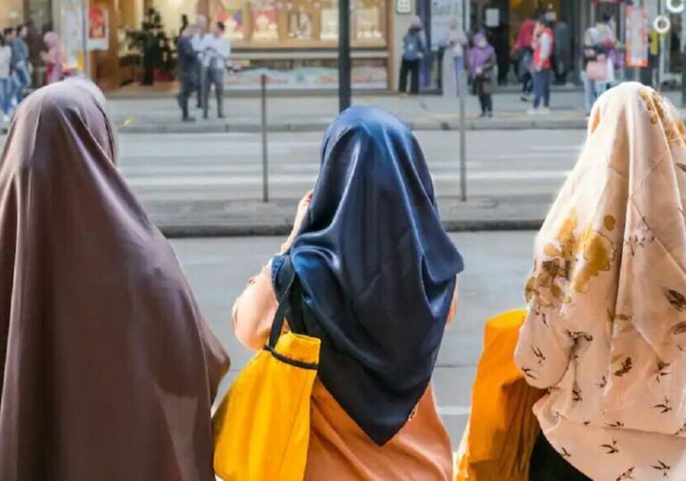 "Le juge estime que l’interdiction du port de ces vêtements ne porte pas une atteinte grave et manifestement illégale à une liberté fondamentale", peut-on lire dans la décision du Conseil d'Etat confirmant l'interdiction de l'abaya.