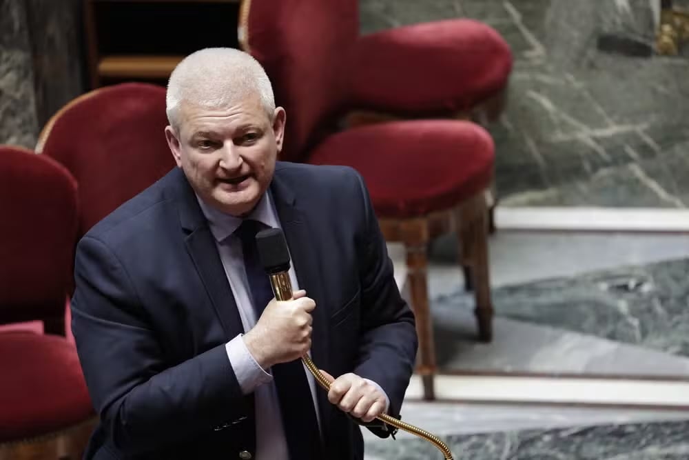 Olivier Falorni, rapporteur de la loi créant un « droit à l’aide à mourir », prononce un discours après l’adoption de la proposition de loi à l’Assemblée nationale, le 27 mai 2025. STEPHANE DE SAKUTIN/AFP