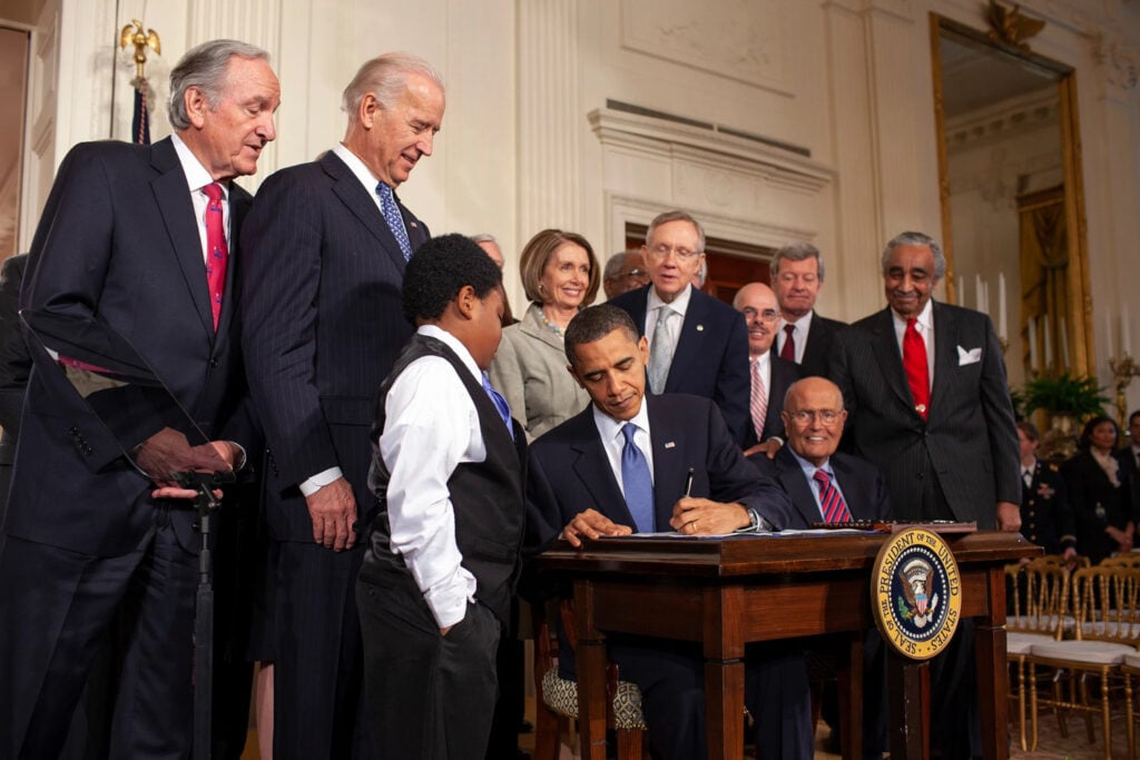 L’Affordable Care Act fut promulgué le 30 mars 2010 par Barack Obama