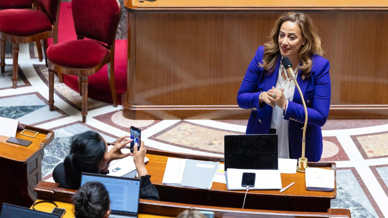 Am&eacute;lia Lakrafi, d&eacute;put&eacute;e de la 10eme circonscription des Fran&ccedil;ais &eacute;tablis hors de France, s'exprimant dans l'h&eacute;micycle de l'Assembl&eacute;e nationale