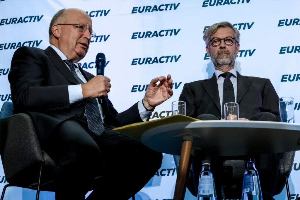 Le commissaire à la Défense, Andrius Kubilius (à gauche), et le vice-président de la Banque européenne d’investissement (BEI) chargé de la défense et de la sécurité, Robert de Groot (à droite).