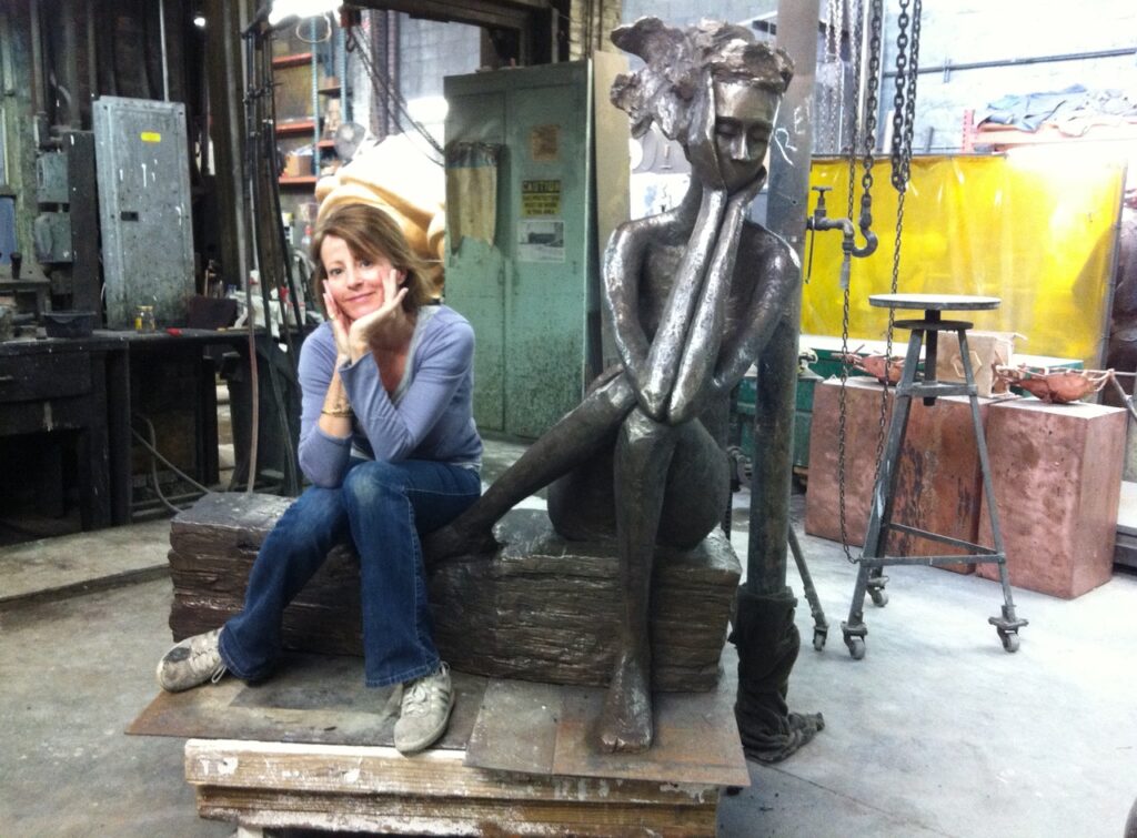 L'artiste française Anne de Villeméjane dans son atelier
