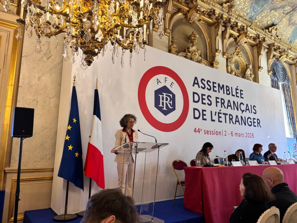Annie Rea, t&ecirc;te de liste &laquo; ASFE &ndash; D&eacute;fendre et accompagner les Fran&ccedil;ais d'Italie du Nord &raquo; lors de la session pl&eacute;ni&egrave;re de l'AFE en mars 2026