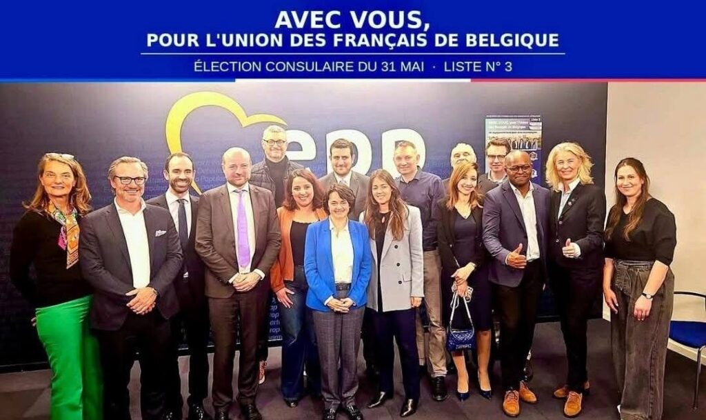 Anthony Bisch et des membres de sa liste Avec vous pour l'union des Fran&ccedil;ais de Belgique