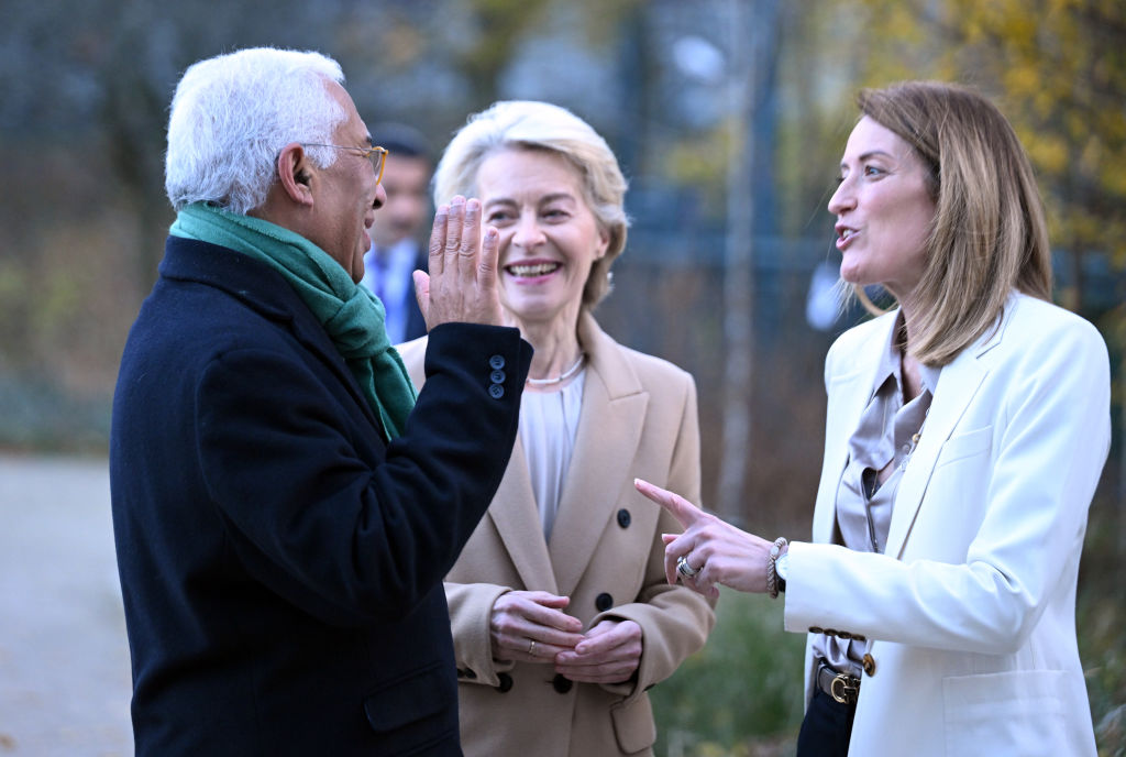 Le président du Conseil européen, Antonio Costa (à gauche), la présidente de la Commission, Ursula von der Leyen (au centre), et la présidente du Parlement européen, Roberta Metsola (à droite)
