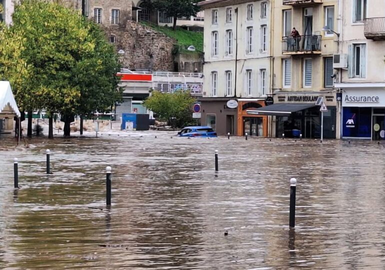 "Nous faisons face à une situation qui est inédite par son ampleur. 600 millimètres d'eau sur l'Ardèche, c'est du jamais vu de mémoire d'homme", a indiqué la ministre de la Transition écologique, Agnès Pannier-Runacher.