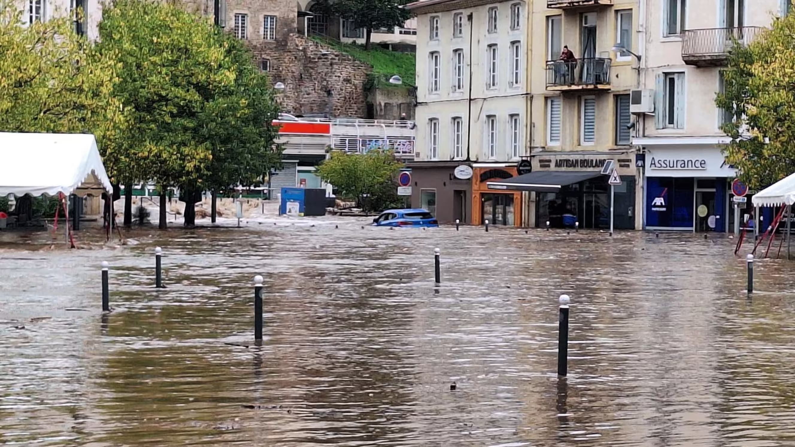 « Nous faisons face à une situation qui est inédite par son ampleur. 600 millimètres d&rsquo;eau sur l&rsquo;Ardèche, c&rsquo;est du jamais vu de mémoire d&rsquo;homme », a indiqué la ministre de la Transition écologique, Agnès Pannier-Runacher.