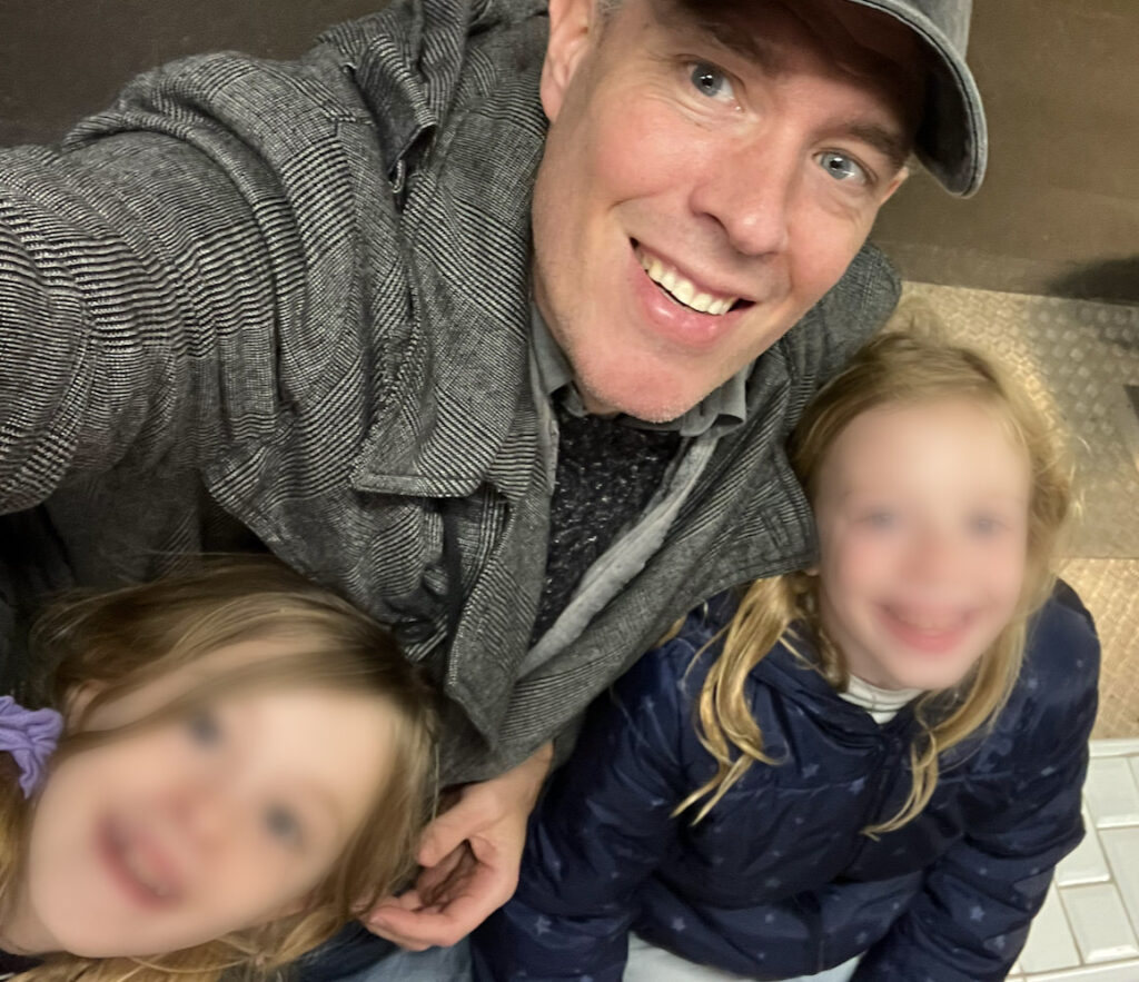 Arnaud Paris en compagnie ses filles, Eva et Juliette, avant leur enlèvement