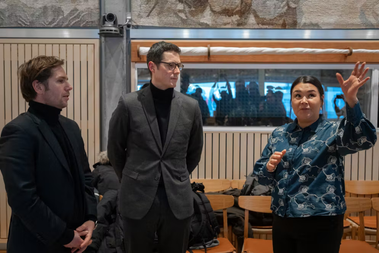 Avaaraq Olsen (&agrave; droite), maire de la commune de Sermersooq (incluant Nuuk), accueille les d&eacute;put&eacute;s fran&ccedil;ais Vincent Caure et Pieyre-Alexandre Anglade, venus apporter leur soutien aux Groenlandais, &agrave; la mairie de Nuuk, le 20 janvier 2026.