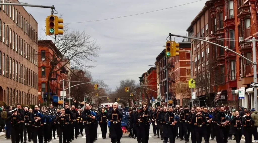 le Bagad Brieg d&eacute;filant &agrave; New York ce 17 mars 2026 &copy;AFP/MARIELLE YVEN