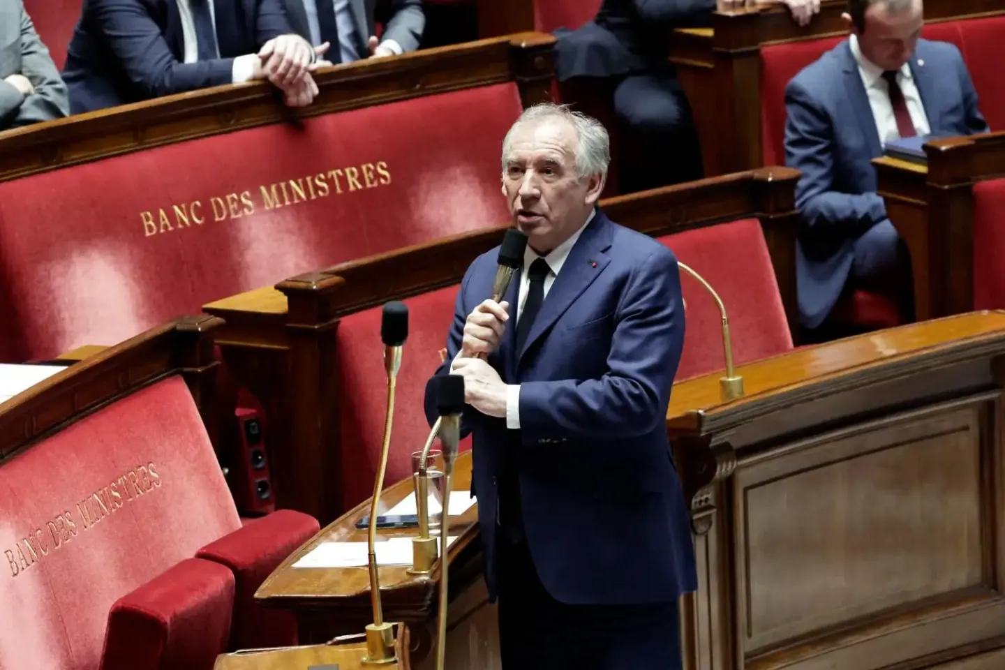 François Bayrou répondait aux questions des chefs de groupes à l'Assemblée nationale mardi 17 décembre 2024. © STEPHANE DE SAKUTIN / AFP