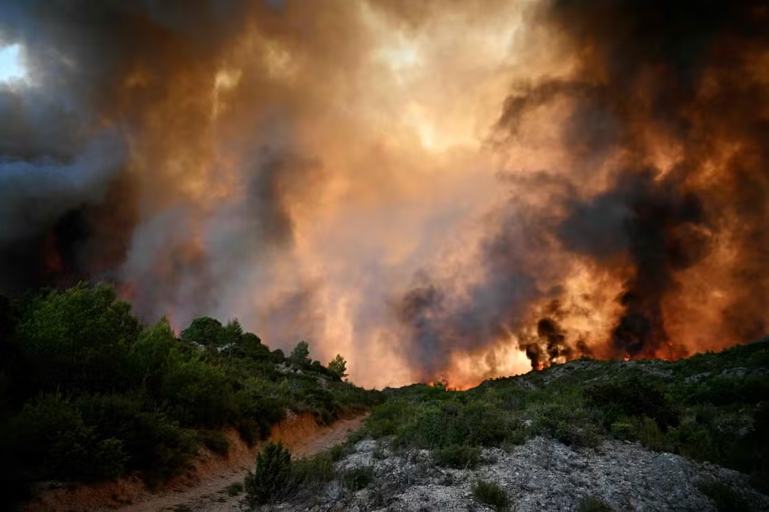 Un incendie touche la forêt près de Fontjoncouse dans l'Aude le 6 août 2025 (LIONEL BONAVENTURE / AFP)