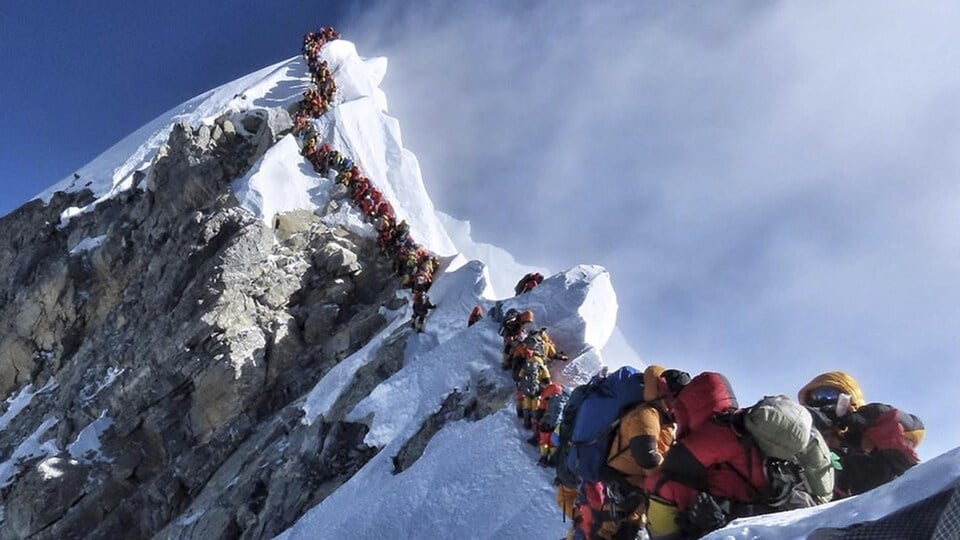 Un embouteillage monstre s'est créé au sommet de l'Everest tant les alpinistes étaient nombreux.
PHOTO : Associated Press / Nirmal Purja/@Nimsdai Project Possible