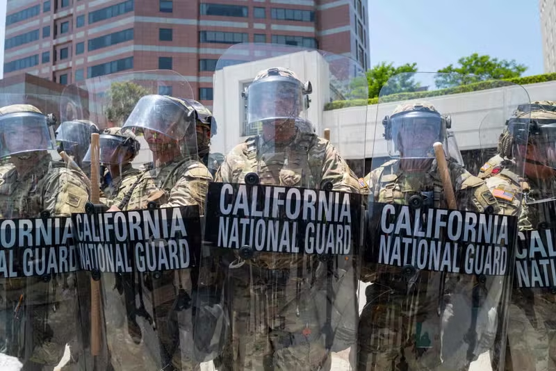 La garde nationale se tient devant une prison du centre de Los Angeles après deux jours d’affrontements avec la police lors d’une série de raids des services d’immigration à Los Angeles, le 8 juin 2025. ©SPENCER PLATT / AFP