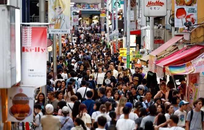 Rue Takeshita dans le quartier commerçant de Harajuku, à Tokyo, le 10 août 2024. ©WILLY KURNIAWAN / REUTERS