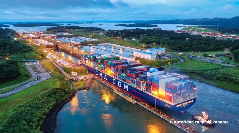 Navire français circulant dans le canal du Panama
