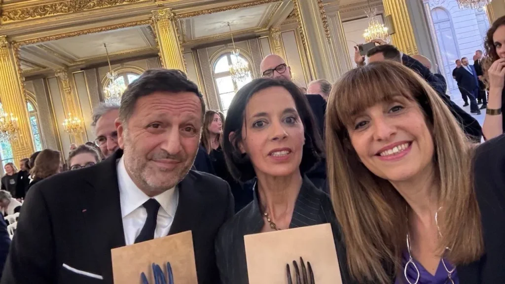 Caroline Yadan aux c&ocirc;t&eacute;s de Sophia Aram et Arthur, lors de la remise d'un prix de la Licra &agrave; l'Elys&eacute;e