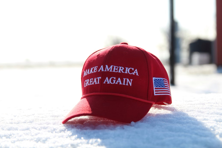 Casquette "Make America Great Again" posée sur la glace