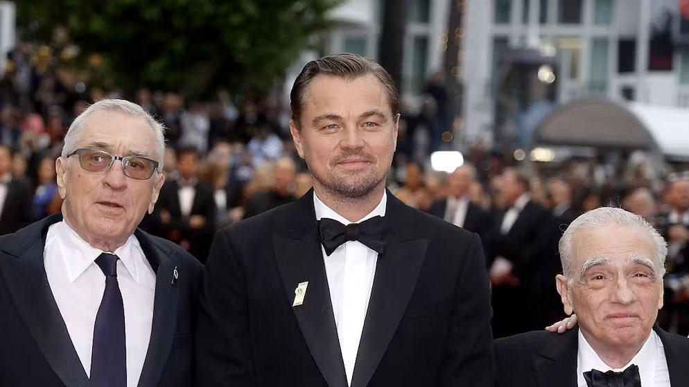 Après Harrison Ford jeudi et son « Indiana Jones », c&rsquo;était au tour d&rsquo;une autre légende du cinéma américain de venir prouver sur les célèbres marches qu&rsquo;il est encore vivant: Palme d&rsquo;or en 1976 avec « Taxi Driver », président du jury en 1998, Scorsese, considéré comme un des plus grands noms du cinéma mondial, présente « Killers of the Flower Moon ». Même sans être en lice pour la Palme d&rsquo;or, ce long-métrage a attiré une foule nombreuse aux abords du Palais des festivals pour apercevoir les nombreuses stars qui ont monté les marches avant la projection officielle en début de soirée: Cate Blanchett, Naomi Campbell, Isabelle Huppert…