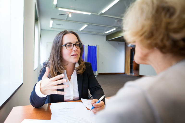 C&eacute;cile Lavergne, t&ecirc;te de liste &laquo; Solidarit&eacute; Citoyenne &agrave; Gauche &raquo; lors dune permanence