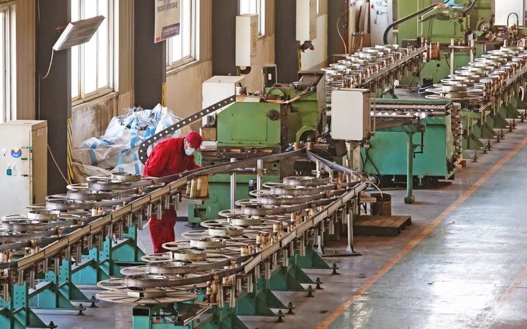 Sur une chaîne de production de Dalian Special Steel Products Co., Ltd, filiale du groupe Dongbei Special Steel, à Dalian (Liaoning, Chine), le 18 janvier 2021