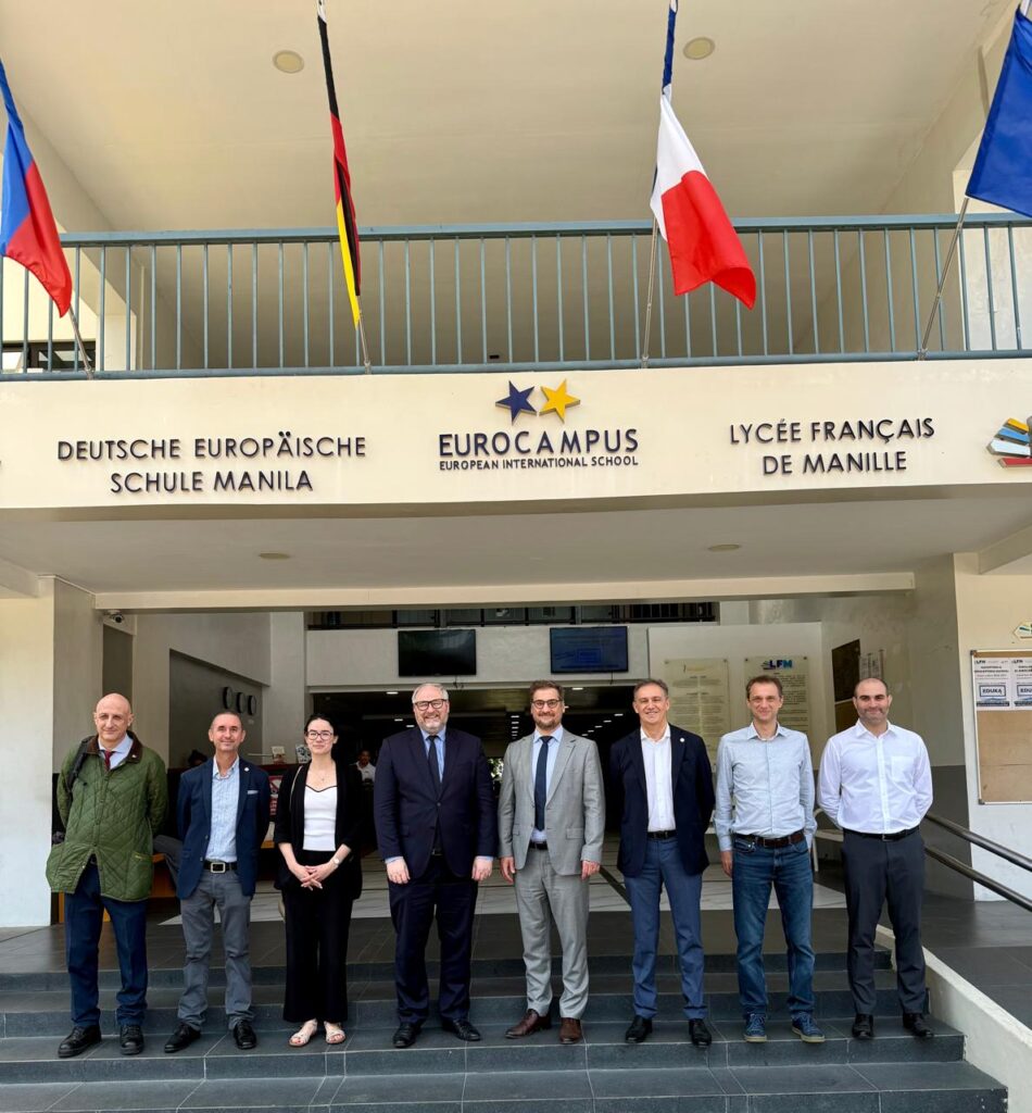Christophe Lejeune, t&ecirc;te de liste &laquo; Union pour les Fran&ccedil;ais des Philippines - La France au c&oelig;ur &raquo; - circonscription Philippines au Lyc&eacute;e Fran&ccedil;ais de Manille