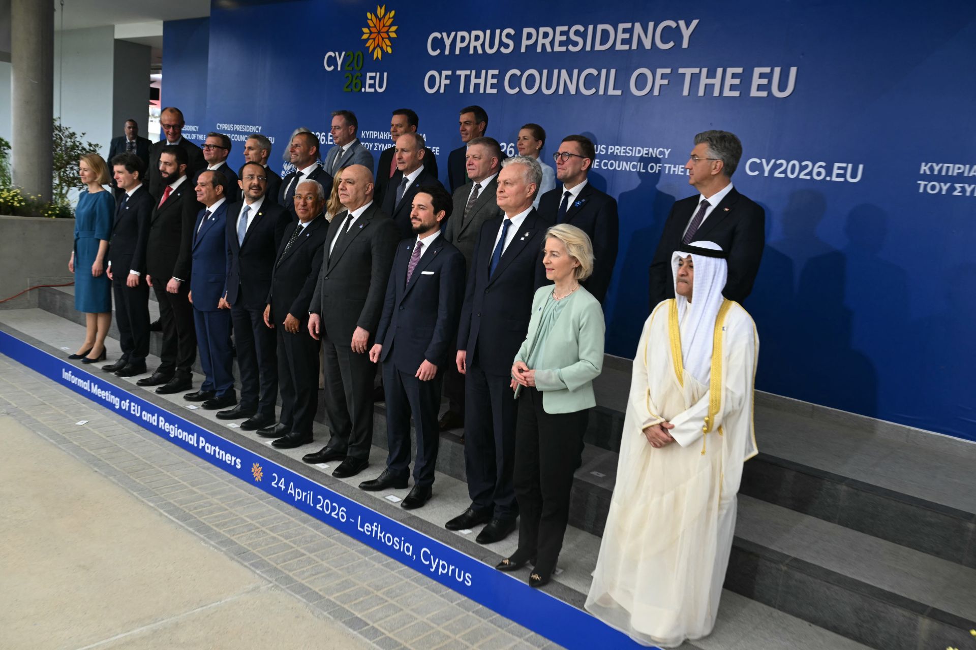 Photo de famille apr&egrave;s une s&eacute;ance de travail du Conseil europ&eacute;en et de partenaires r&eacute;gionaux, dans le cadre d&rsquo;une r&eacute;union informelle &agrave; Nicosie, le 24 avril 2026. &copy;Nicolas Tucat / AFP