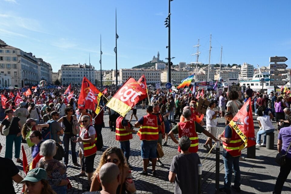 Cortège arrivant sur le vieux port à Marseille