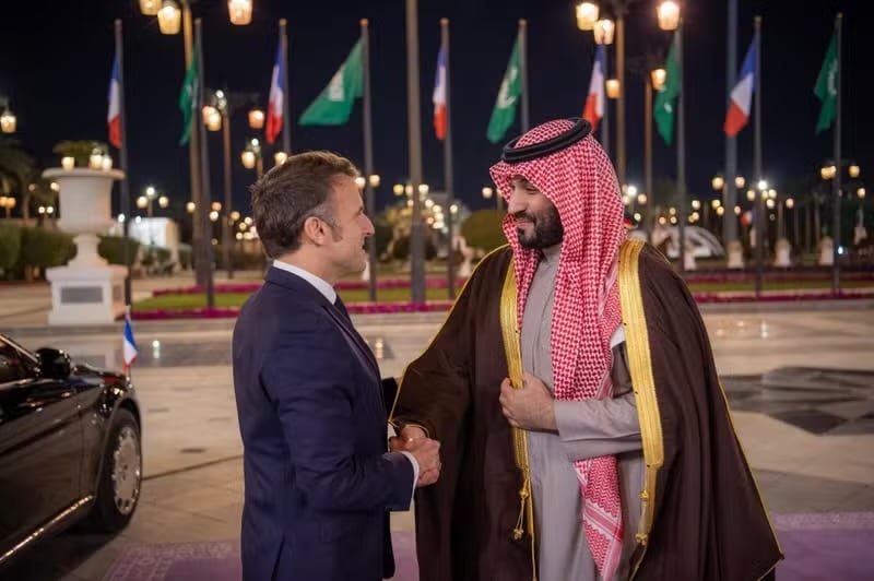 Le président français Emmanuel Macron est accueilli par le prince héritier saoudien Mohamed Bin Salman avant leur rencontre à Riyad, le 2 décembre 2024. © Ludovic MARIN / POOL / AFP