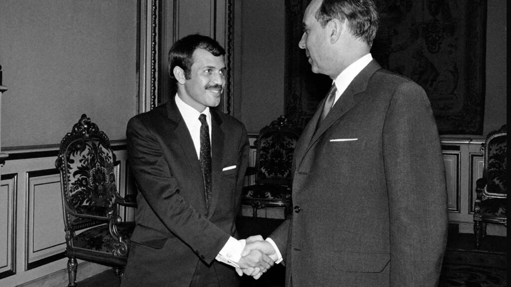 Michel Debré, ministre des Affaires étrangères (à droite), et son homologue algérien, Abdelaziz Bouteflika